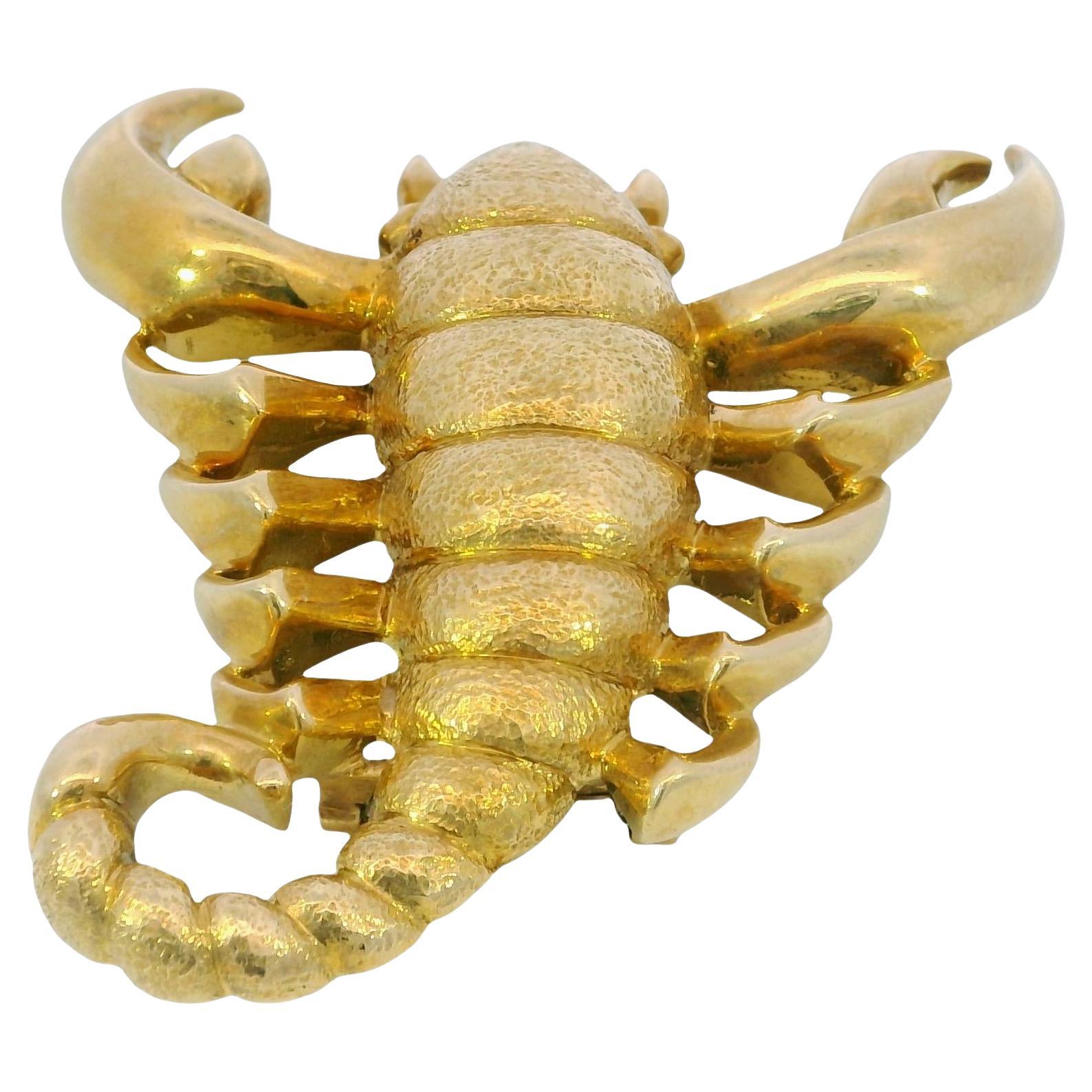 Andrew Clunn Broche pendentif Zodiac Scorpion en or jaune 18K en vente