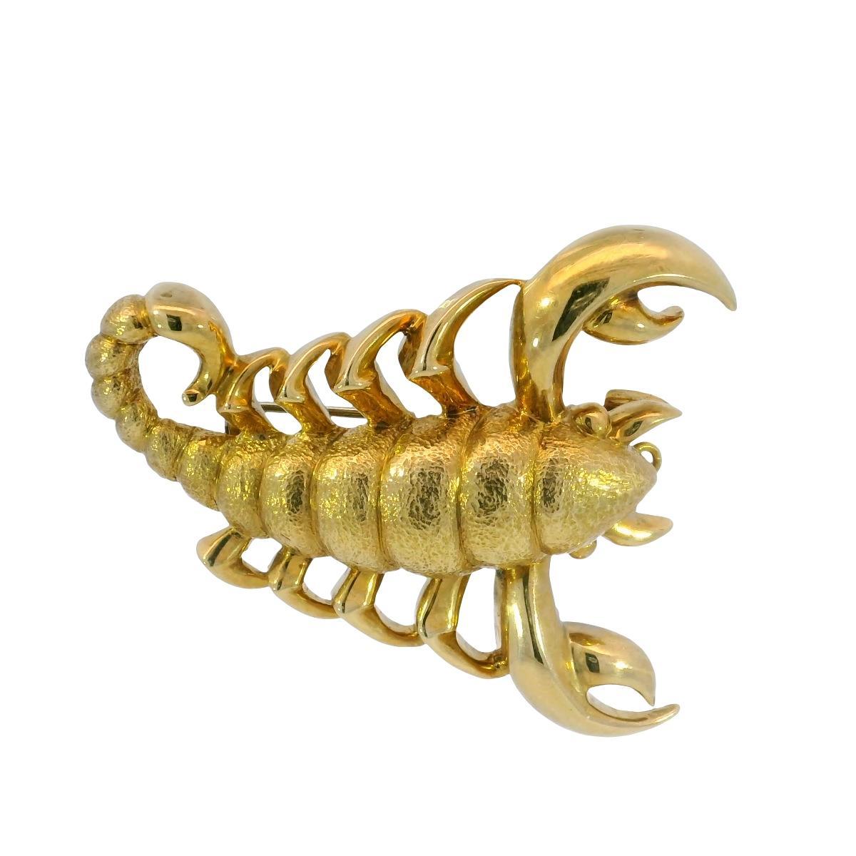Andrew Clunn Broche pendentif Zodiac Scorpion en or jaune 18K 

Cette broche audacieuse d'Andrew Clunn présente un scorpion sculptural en or jaune 18 carats. Avec son corps segmenté, ses pinces incurvées et sa queue arquée, le design capture la