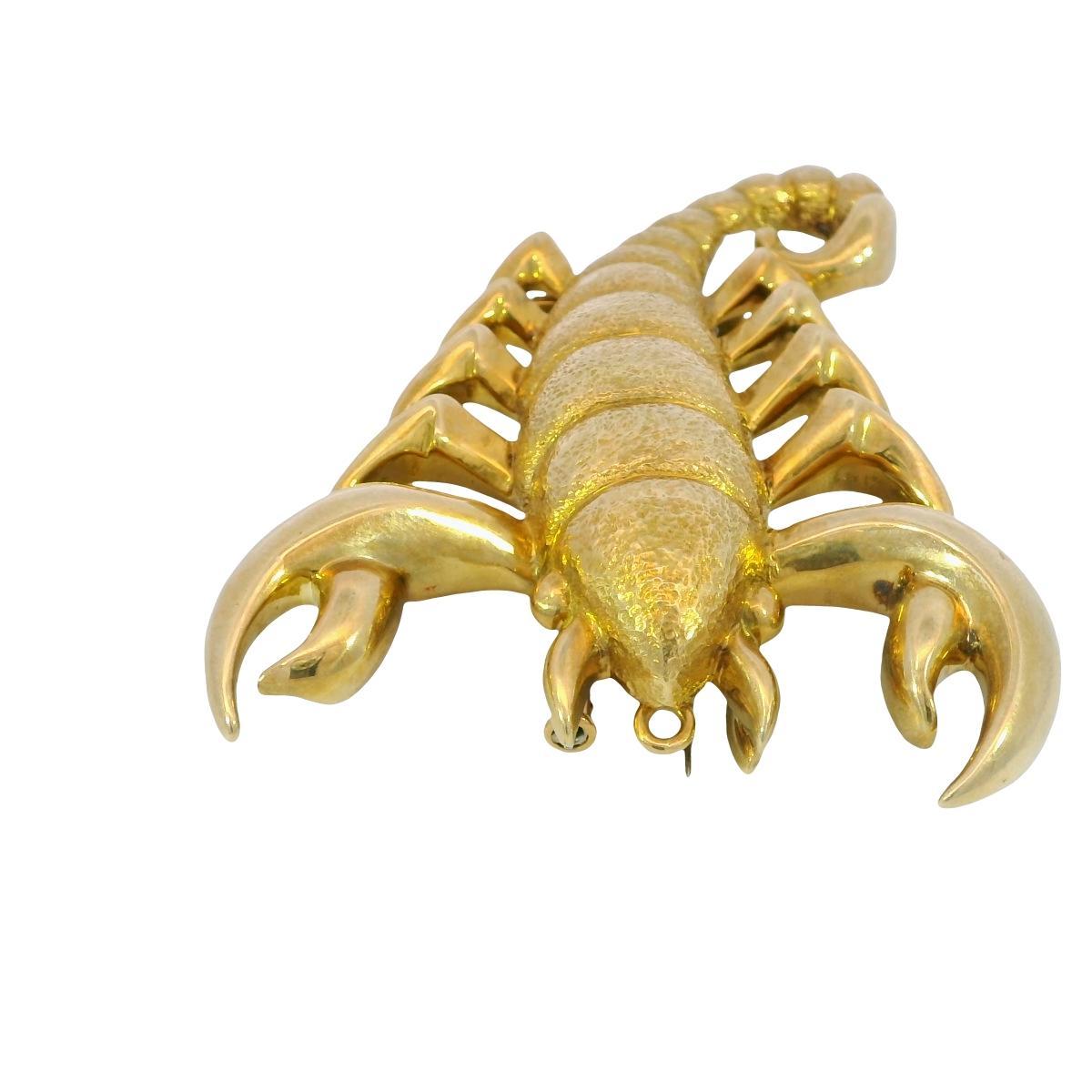 Andrew Clunn Broche pendentif Zodiac Scorpion en or jaune 18K Excellent état - En vente à Fairfield, CT