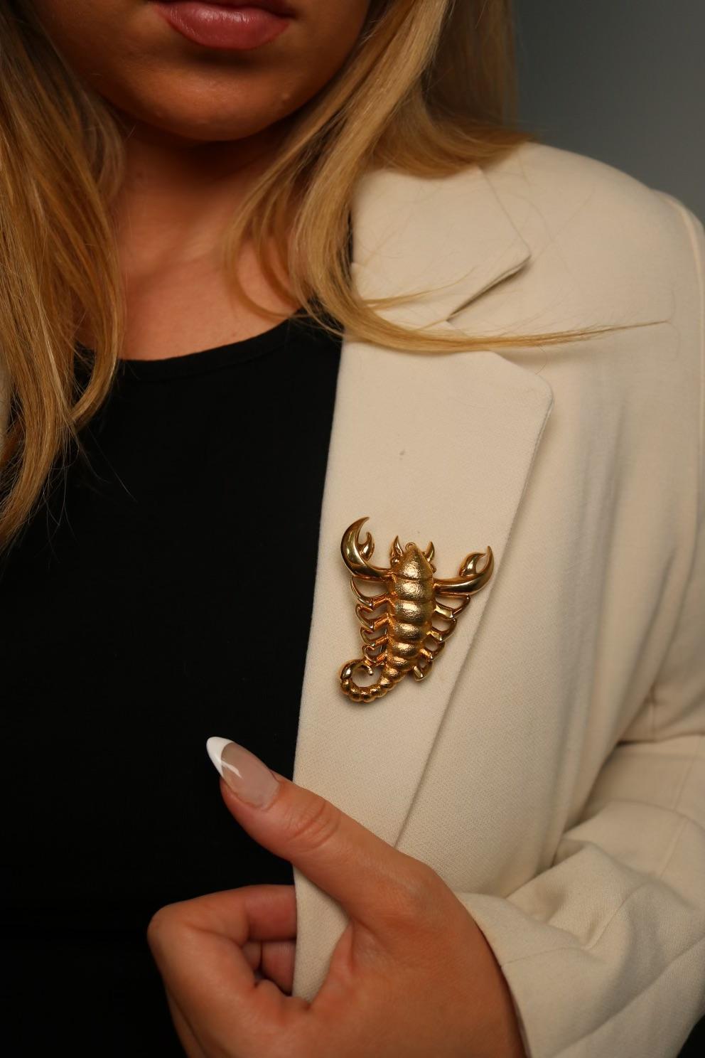 Moderne Andrew Clunn Broche pendentif Zodiac Scorpion en or jaune 18K en vente