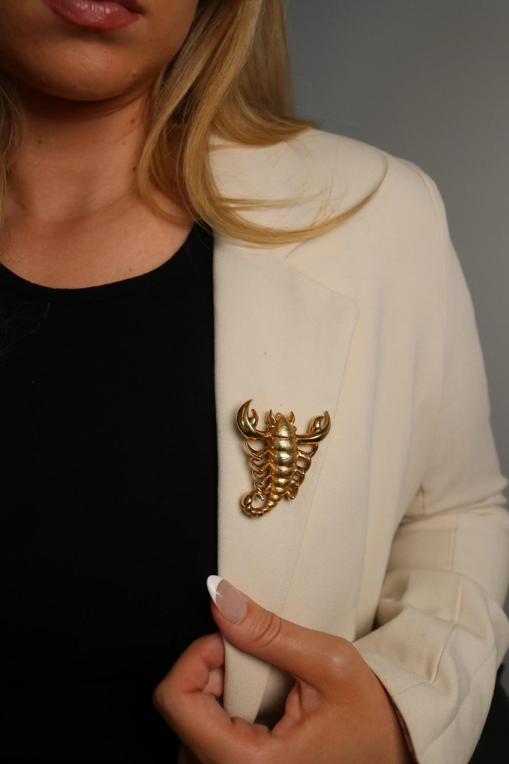 Andrew Clunn Broche pendentif Zodiac Scorpion en or jaune 18K en vente 5
