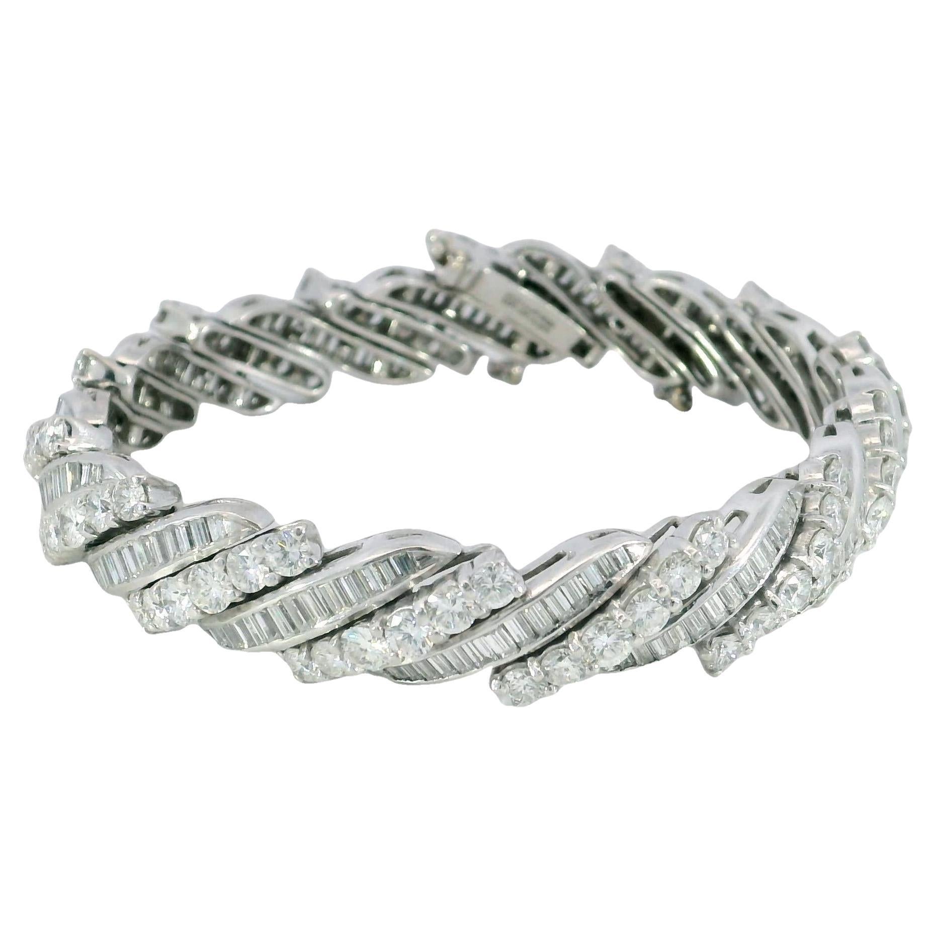 Bracciale in platino con diamanti a spirale Midcentury ~13,56ctw 'Barber Poll' Bracciale 6" in vendita