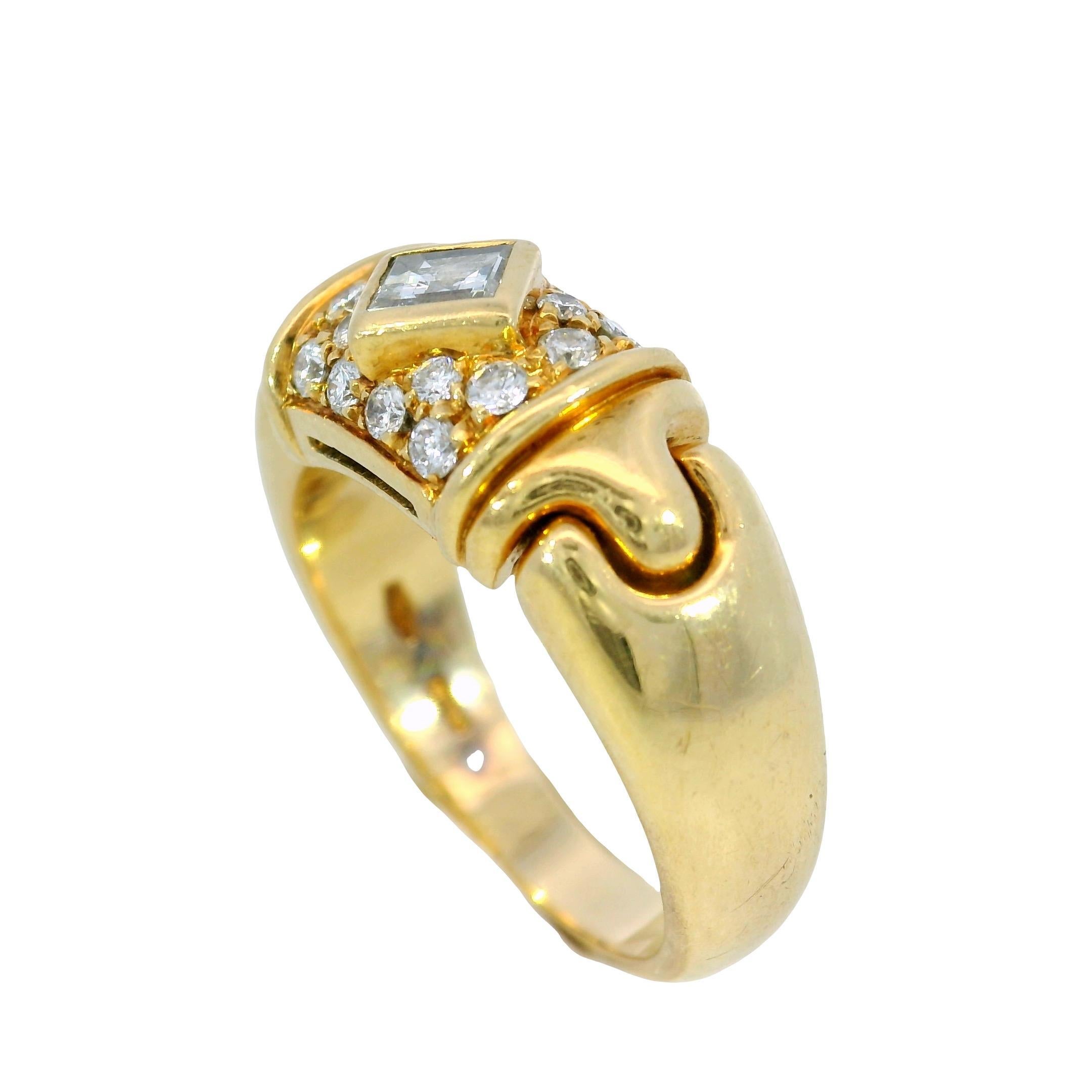 Anello Bulgari Vintage 18 carati con diamanti, taglio smeraldo e centro in oro giallo, misura 6

Questo particolare anello di Bvlgari presenta un diamante bianco taglio smeraldo di circa 0,25 carati, incastonato in caldo oro giallo 18 carati. La