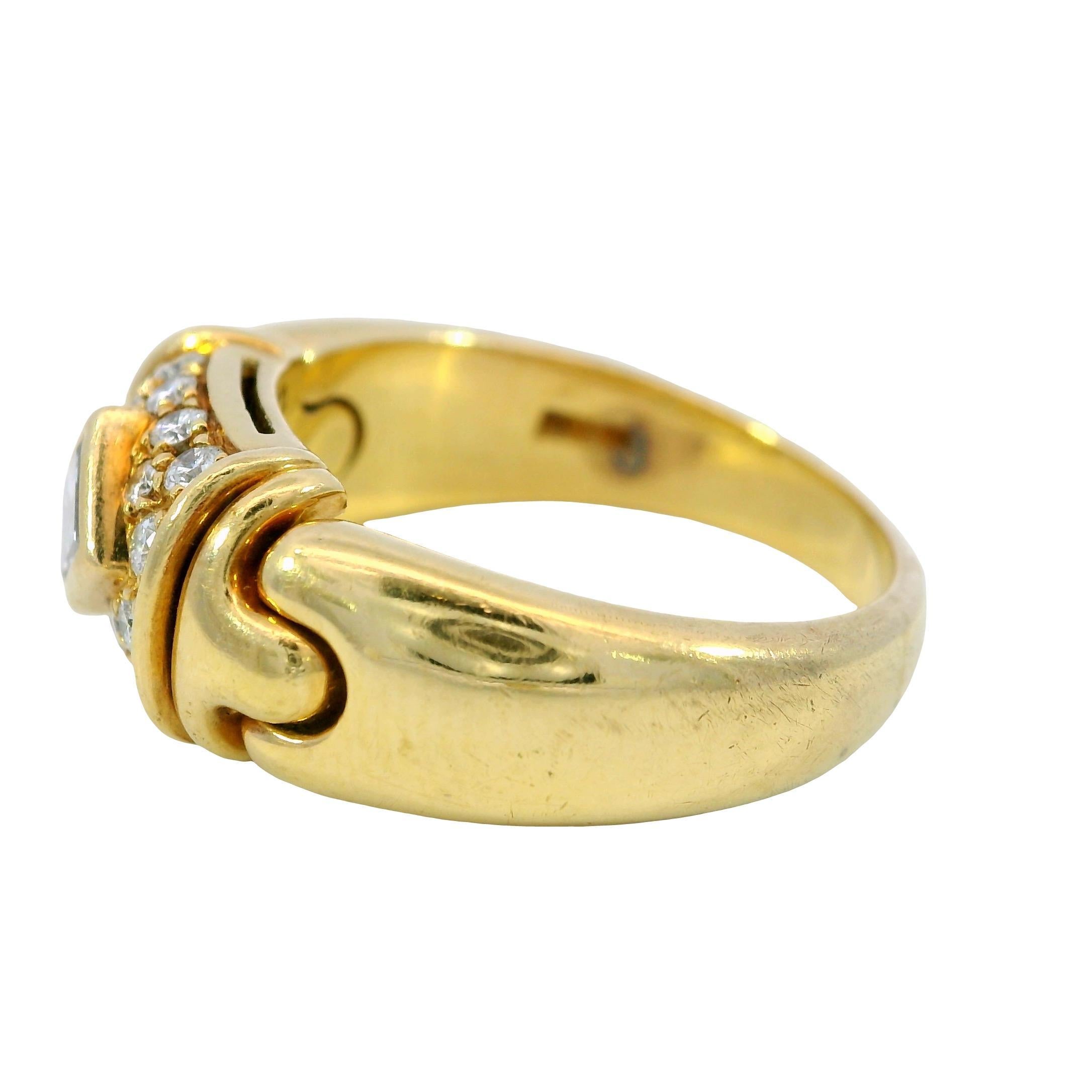 Moderno Anello Bulgari Vintage 18 carati con diamanti, taglio smeraldo e centro in oro giallo, misura 6 in vendita