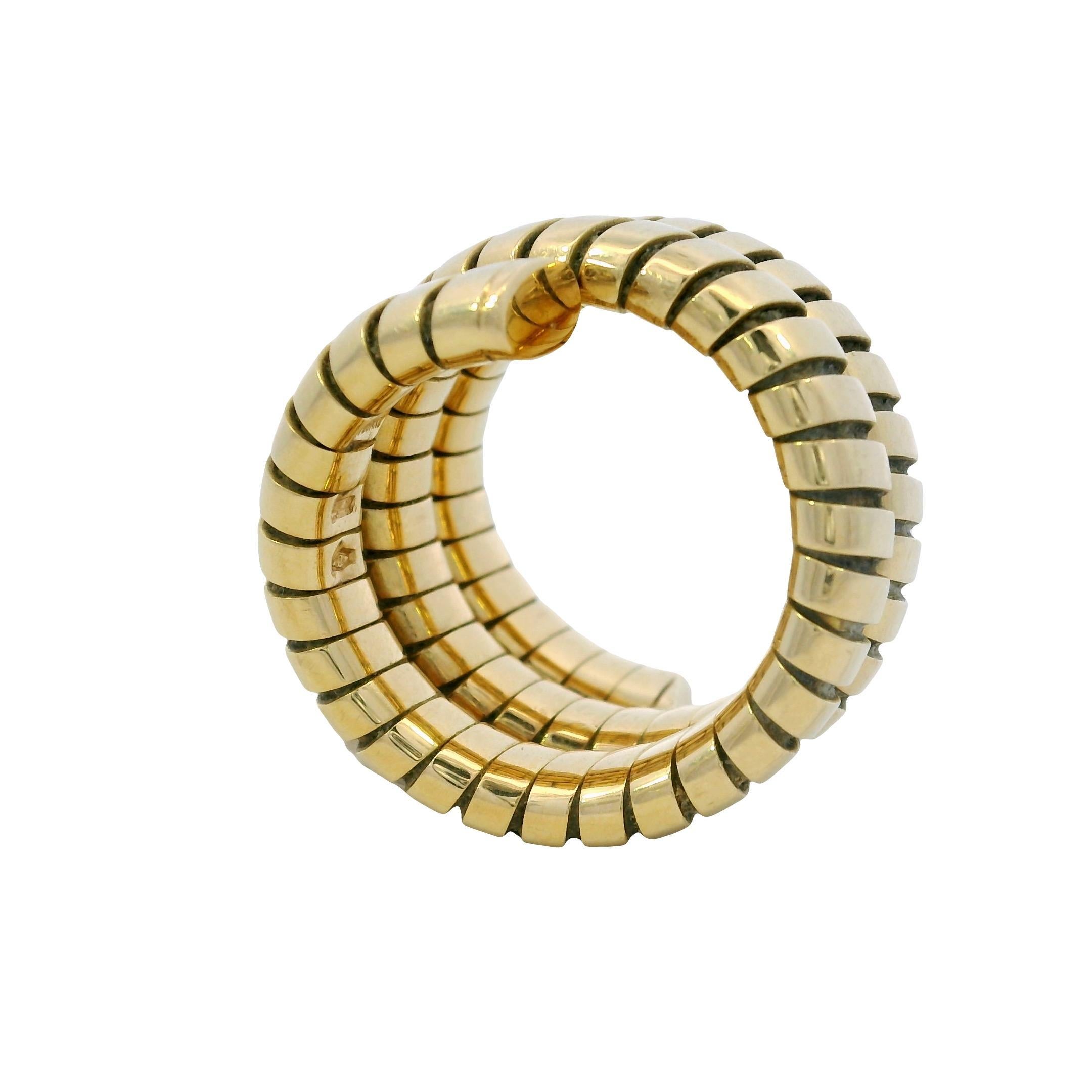 Bulgari Anello Serpente Tubogas in oro giallo 18 carati Misura 5-6

Questo anello a fascia in oro giallo 18k di Bulgari presenta l'iconico design Tubogas, celebre per la sua struttura flessibile e arrotolata. I segmenti d'oro lisci e lucidi sono