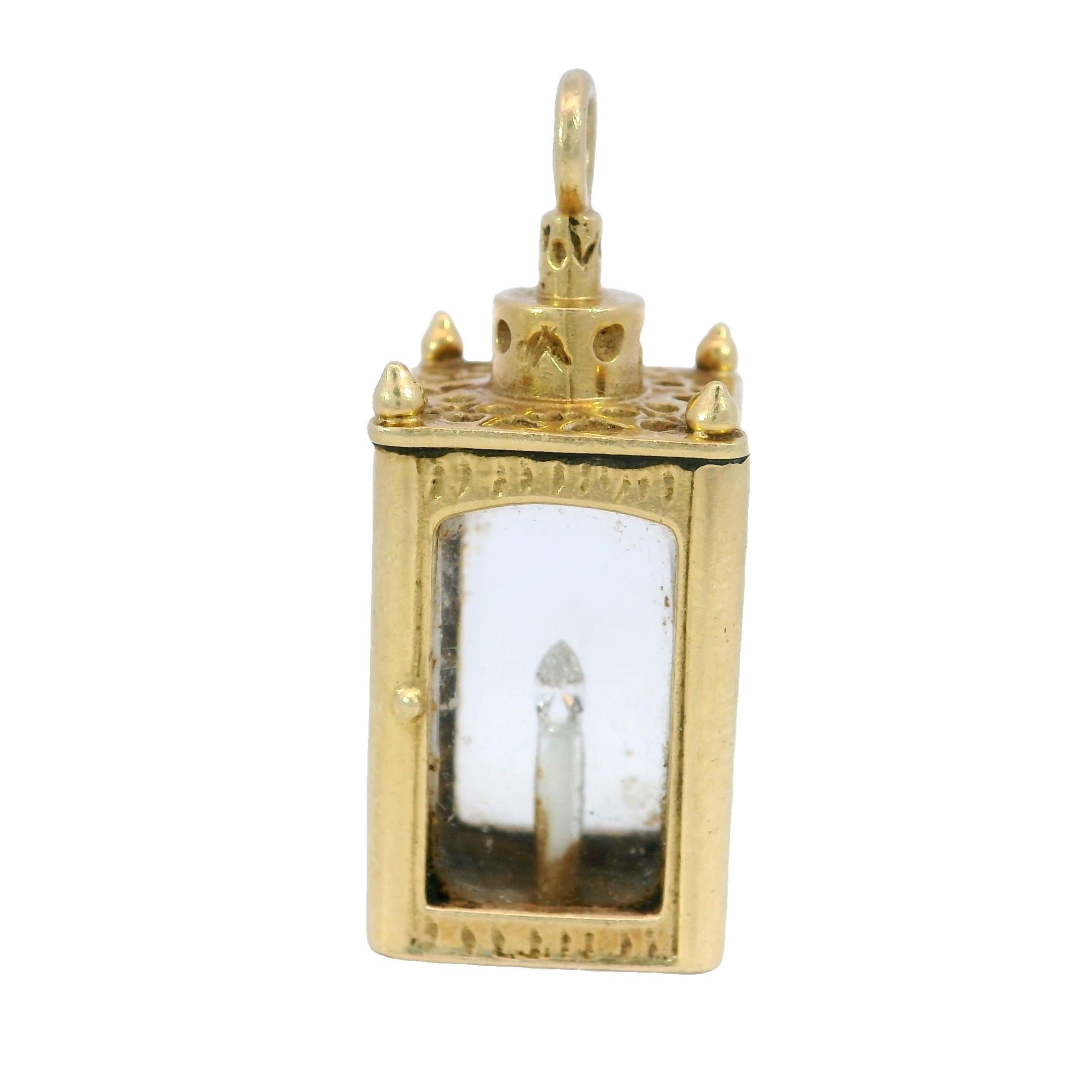 Pendentif lanterne vintage en or jaune 14K avec diamants 

Ce pendentif unique présente un design inspiré d'une lanterne en or jaune riche. En son centre, un diamant blanc taillé en marquise ajoute un point focal raffiné, offrant un contraste subtil
