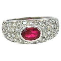 Anillo Bulgari con pavé de rubíes y diamantes, en oro blanco de 18 quilates