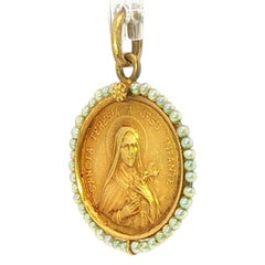 Pendentif charm « Sainte Thérèse » à accents de perles, en or jaune 18 carats, style Art nouveau