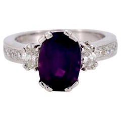 Bague à trois pierres avec un saphir violet de l'Himalaya de 3,79 carats (non traité thermiquement) et des diamants