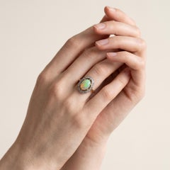 Bague vintage victorienne en or 18 carats et platine, avec monture « halo » — opale australienne de 1,5 carat, diamants