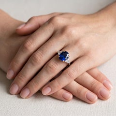 Anello vintage “Trilogy” in oro 18 carati — Zaffiro blu vivido del Madagascar non trattato termicamente da 3,55 carati e