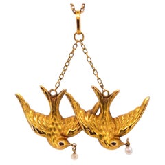 Collar antiguo con colgante de oro de 18 quilates con forma de golondrina y perla natural Francés, circa 1900