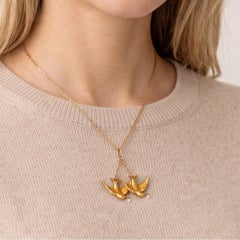 Collar antiguo con colgante de oro de 18 quilates con forma de golondrina y perla natural Francés, circa 1900