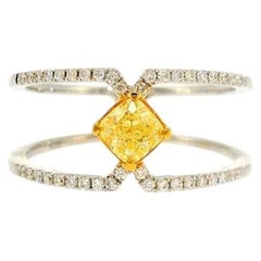 Modischer Ring aus Weißgold mit einem 0,49-Karat-Diamanten in der Qualität „Natural FG“ und einem „Fancy Yellow“-Diamanten, 2,24 g