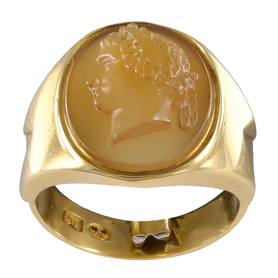 A Brown Agate Cameo of Napoleon as Emperor in Later Gold Ring Mount In Good Condition For Sale In London, GB