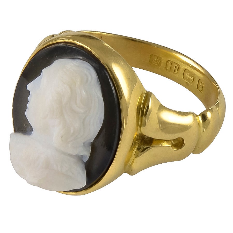 The black and white Cameo is set in a substantial 18k Gold Ring mount,
hallmarked for 1881. John Locke (1632-1704) was an English philosopher whose writings were influential in the framing of the United States Declaration of