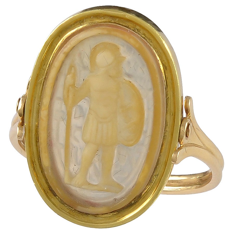 An Ancient Oval Agate Cameo Gold Ring Depicting a Greek Warrior In Good Condition In London, GB