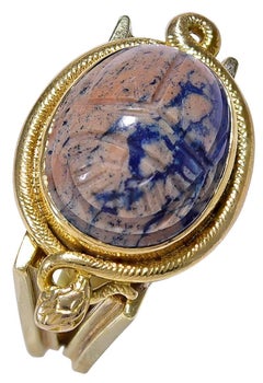 Bague en or sertie d'un scarabée en pierre dure sculpté