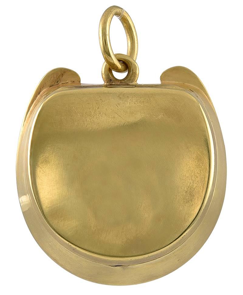 Victorian Gold and Banded Agate Horseshoe Shaped Pendant/Locket In Good Condition For Sale In London, GB