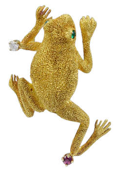 A textured Gold Frog Brooch