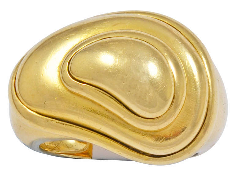 Ein interessantes Design, das von den Gesteinsschichten inspiriert ist, die im Laufe der Jahrmillionen entstanden sind.  Erosion. Das äußere Band mit der französischen Marke für 18kt Gold (ein Adlerkopf)
und im Innenschaft ist FRED PARIS gestempelt