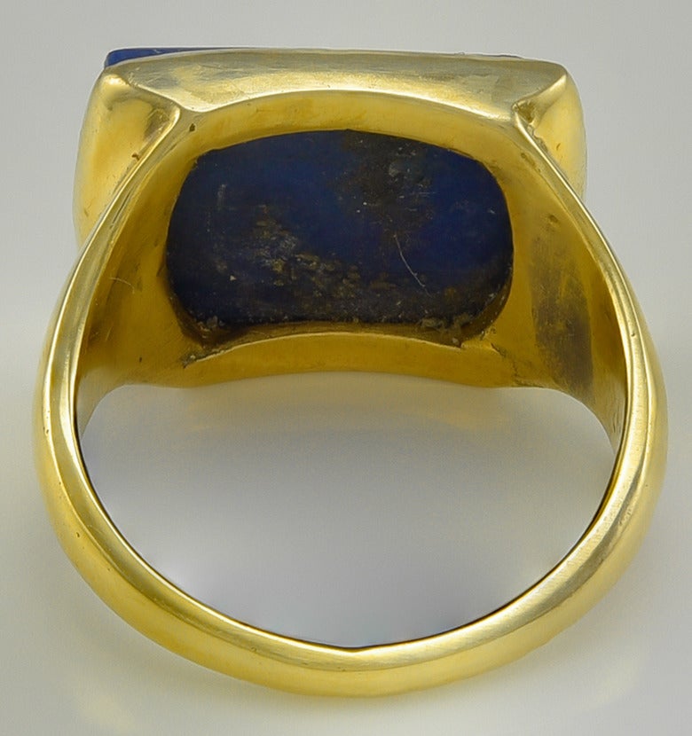 Irregularly shaped Lapis Lazuli Intaglio of a Lion in a Gold Ring mount In Good Condition In London, GB