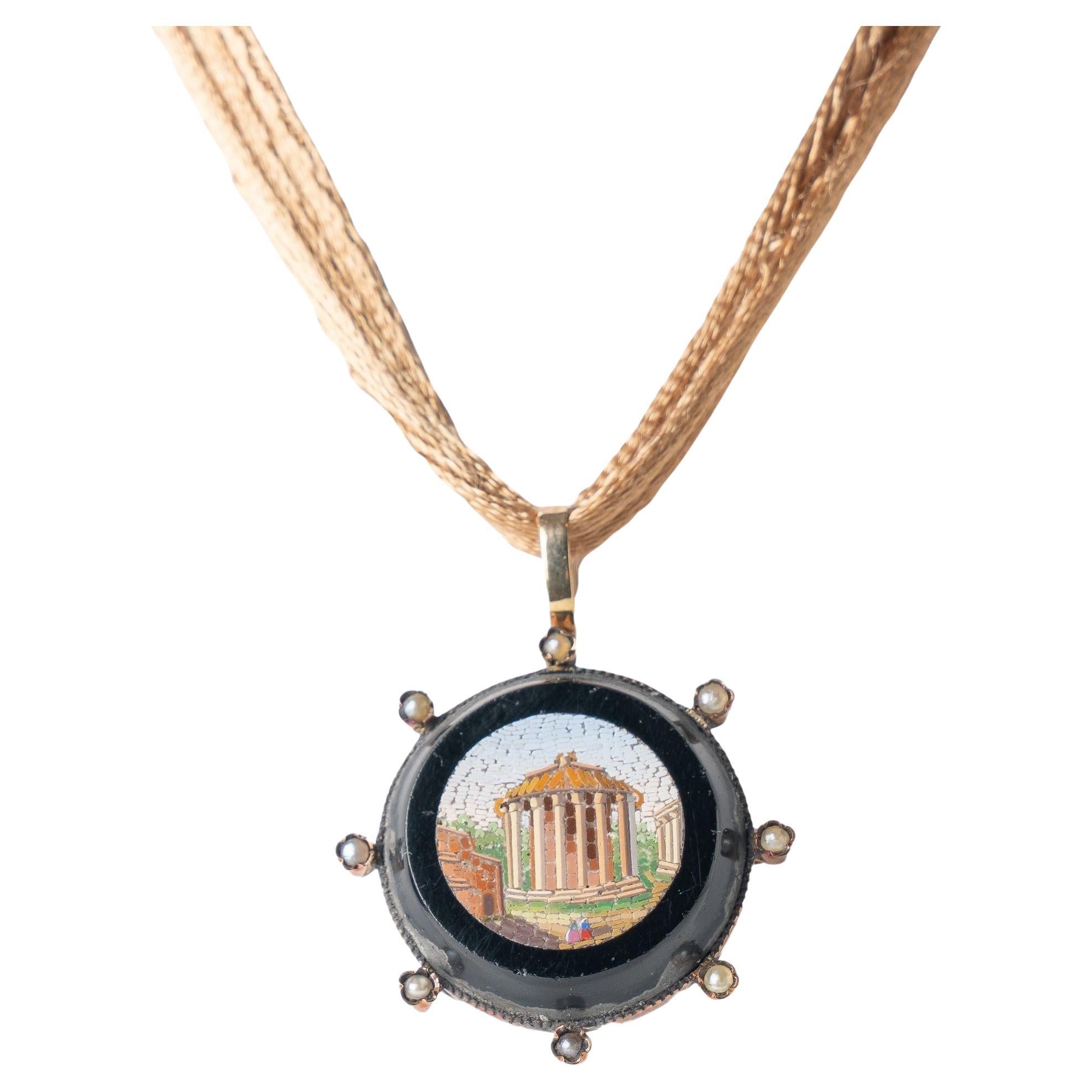 Collana circolare con pendente a micro mosaico del Tempio di Vesta, 1830-40 in vendita