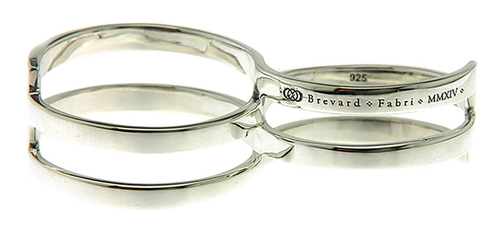 Dieser einzigartige Fabri Infinity Ring aus Sterlingsilber mit Doppelschleife ist eine Darstellung der endlosen Lebenszyklen. Mit seinem symmetrischen Design und seiner göttlichen Ausgewogenheit zeigt dieser einzigartige Ring einen neuen Stil und