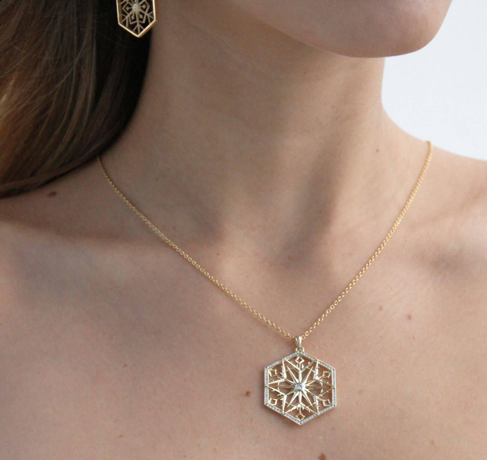 Diese elegante Halskette aus Diamanten und 18-karätigem Gold der Schneekönigin ist eine Verschmelzung von zarter Schönheit und innerer Stärke.  Eine Schneeflocke entsteht, wenn ein extrem kalter Wassertropfen an einem Pollen- oder Staubpartikel am