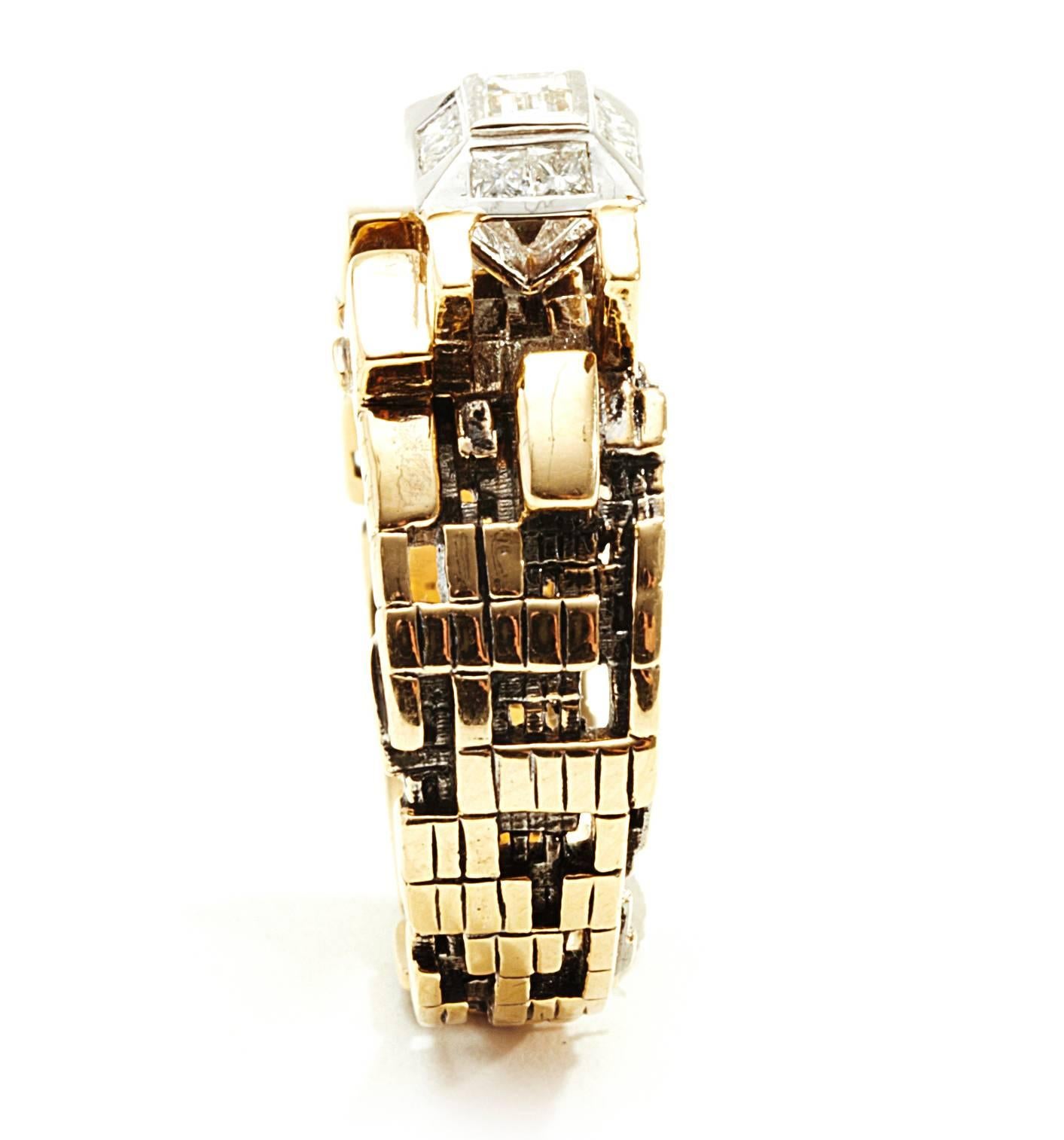 Taille baguette Bague Torus Ethereum en or 18 carats avec diamant baguette au centre  en vente