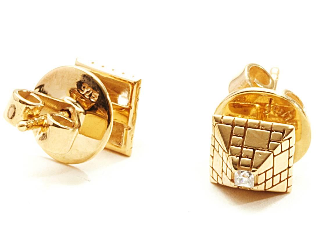 Questi orecchini con diamante singolare in oro 18 carati brillano con semplicità e forza. Questi semplici orecchini fanno parte della collezione Singularity del designer John Brevard. In fisica, la singolarità rappresenta una regione dello