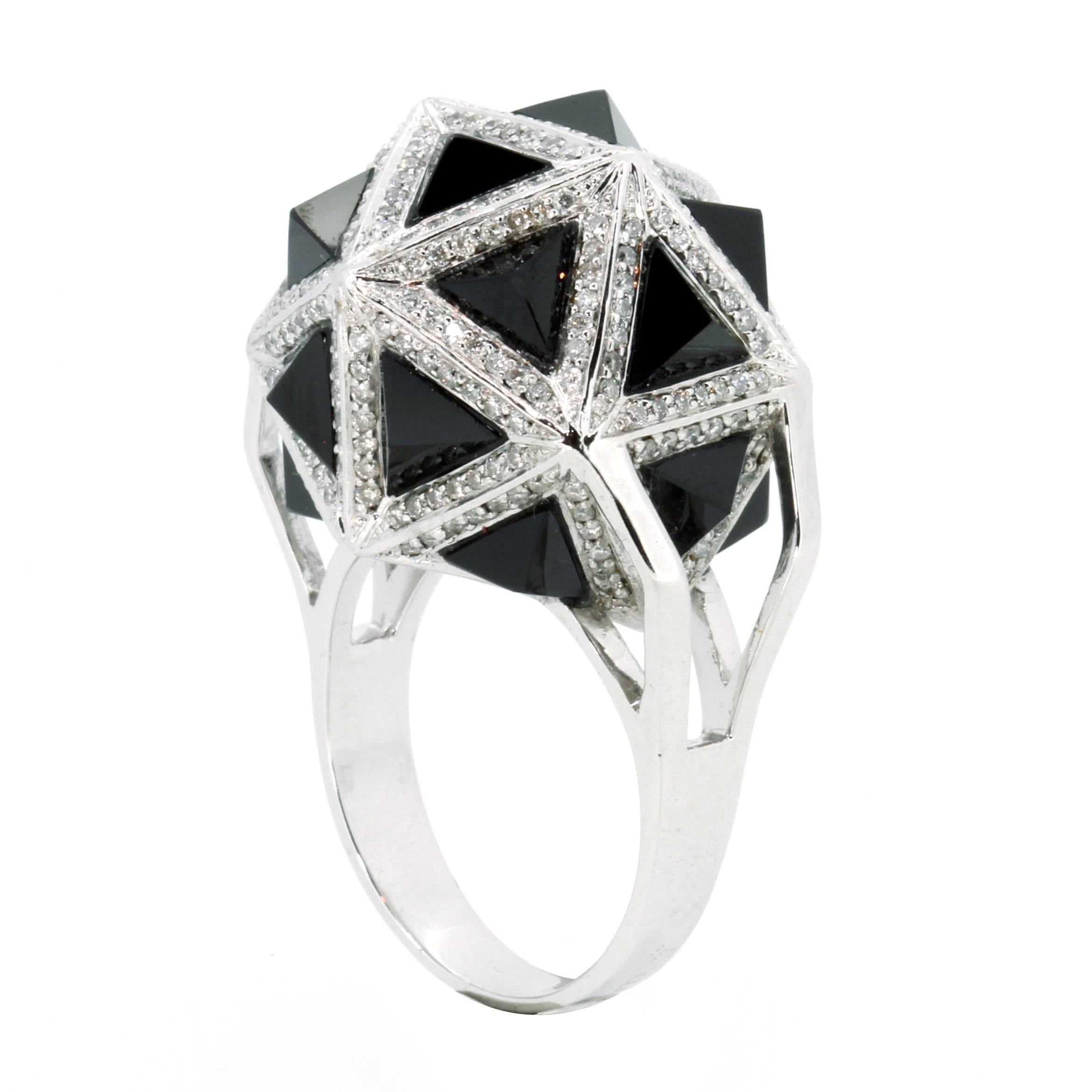 Icoso Schwarzer Saphir und Diamanten 18K Gold Ring (Moderne) im Angebot