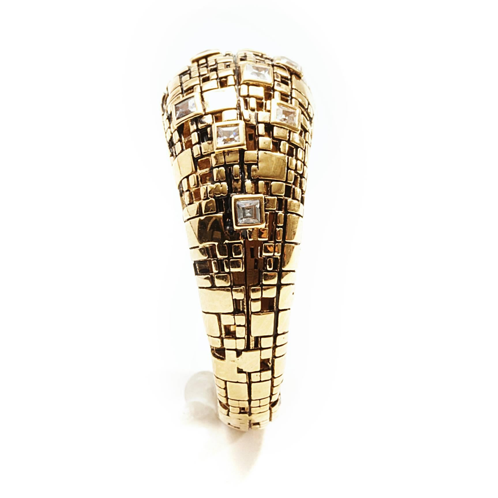 Der schlanke Kuppelring Bitcoin Blockchain von John Brevard ist vom Bitcoin-Blockchain-Code inspiriert. Dieser elegante, konisch zulaufende Ring aus 18 Karat Gelbgold mit einer Reihe weißer Diamanten ist perfekt für die technikbegeisterte Frau.