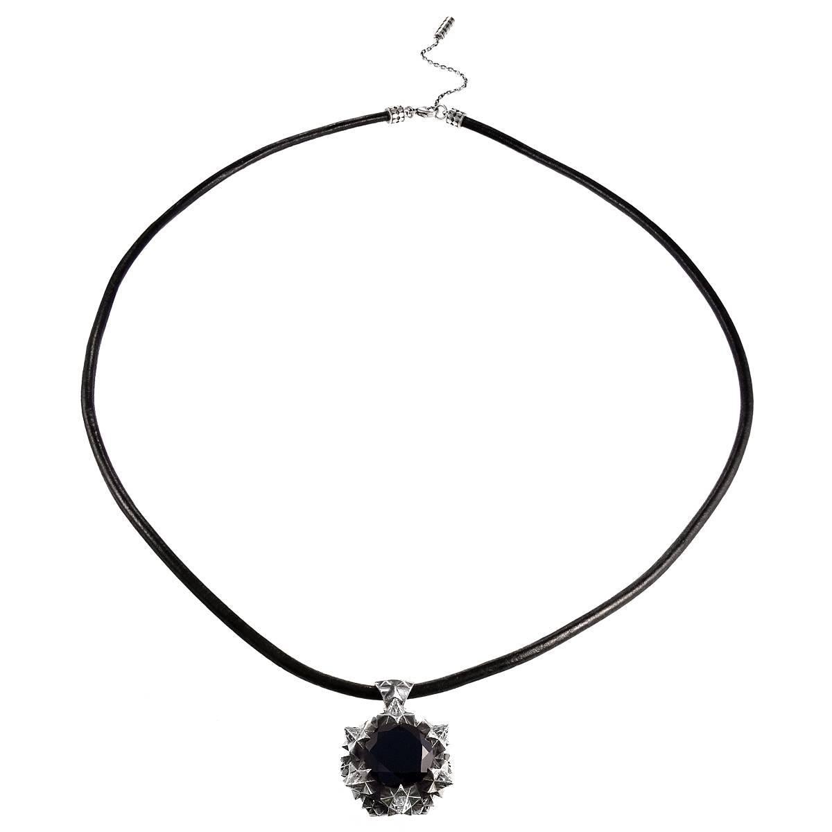 Round Cut Thoscene Onyx Pendant Necklace For Sale