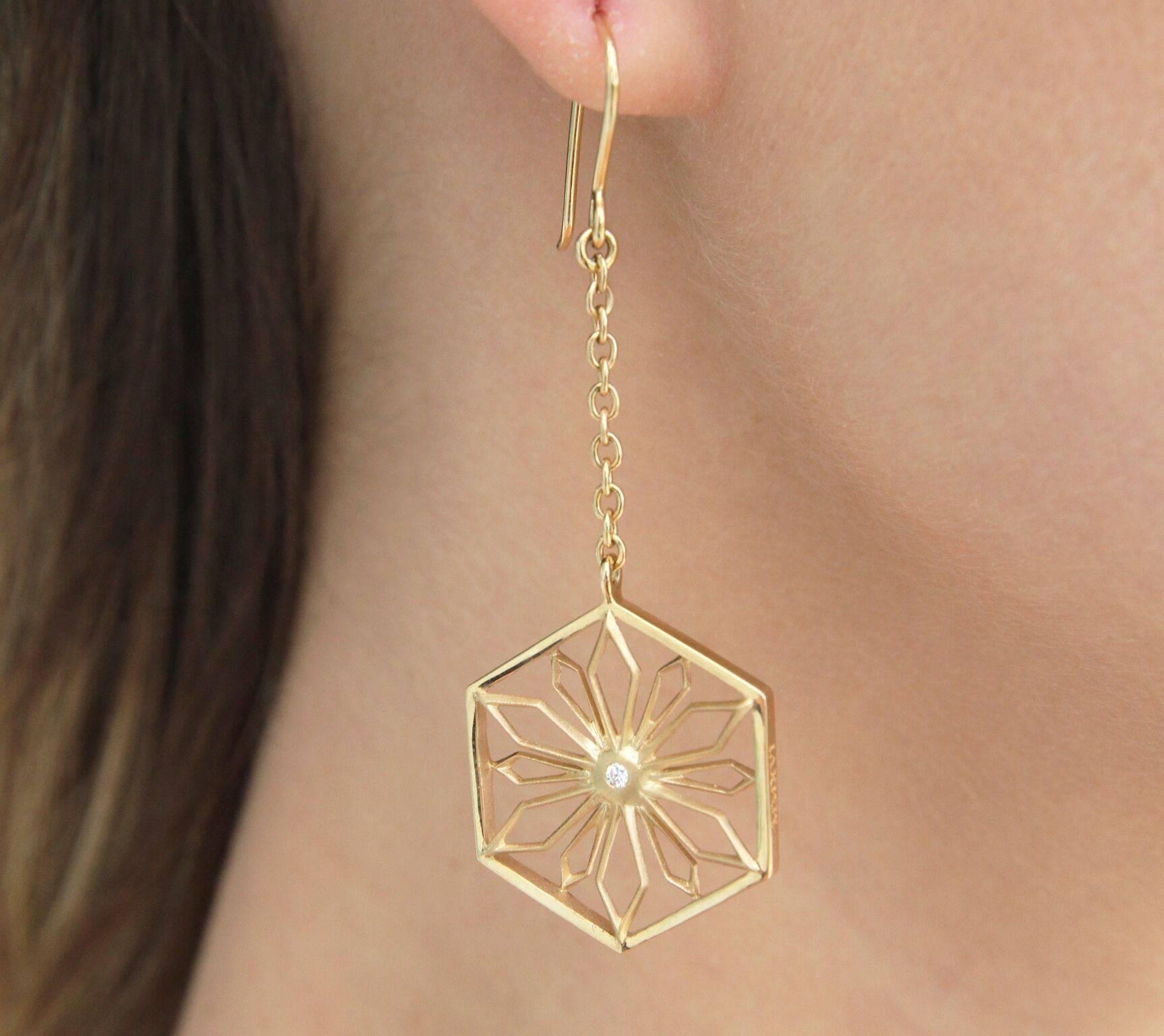 Diese limitierte Auflage der Snowflakes Honor Gold Earrings funkelt vor Kraft. Die Diamanten sollen Kraft und Klarheit beschwören. Dieses Stück ist Teil der Sammlung THOSCENE von John Brevard. Alle Stücke der THOSCENE-Kollektion von John Brevard, so
