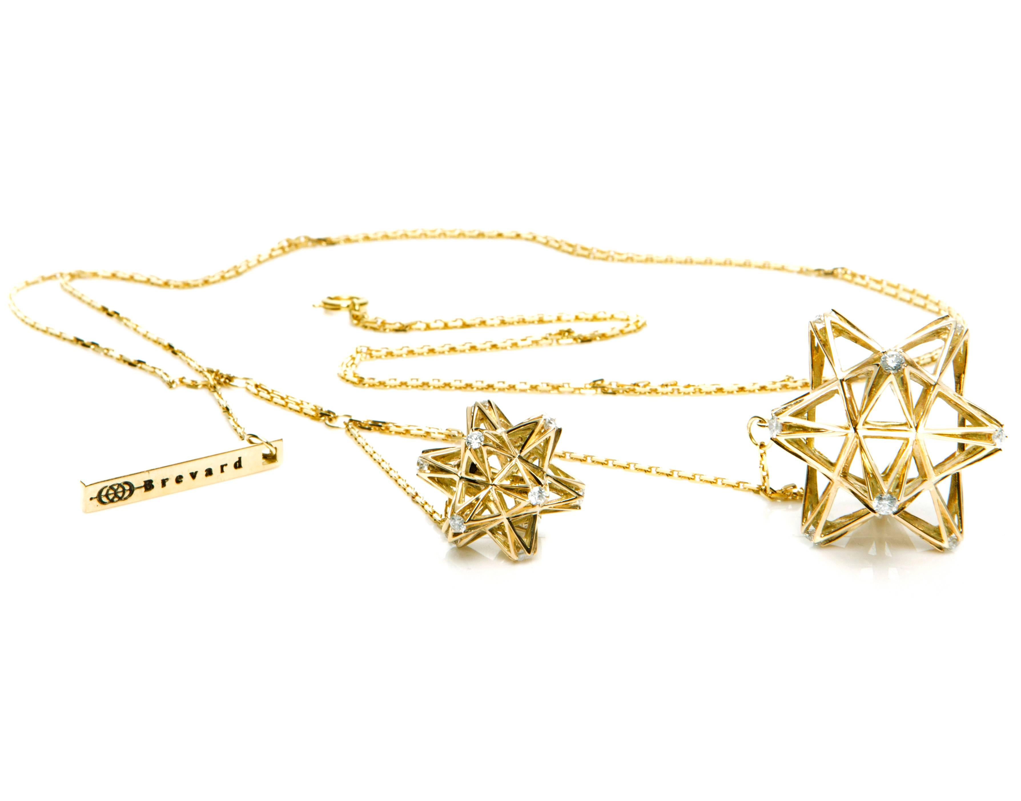 Taglio rotondo Collana con ciondolo Frame in oro 18 carati e diamanti in vendita