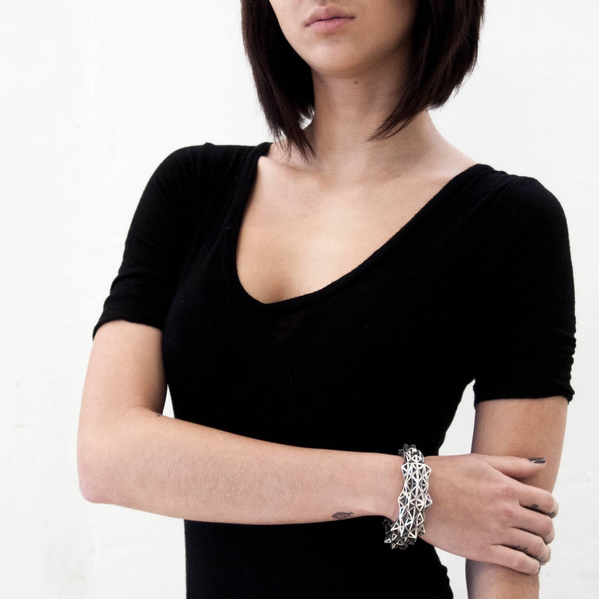 Questo bracciale stellato in argento sterling in edizione limitata è un'incarnazione di forza e potenza monumentale. Questo bracciale presenta forme geometriche sacre ed evoca il potere personale. Questo bracciale fa parte della collezione Verahedra
