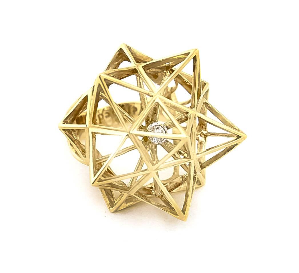  Statement-Ring der Kollektion Verahedra aus 18 Karat Gelbgold mit 1 runden weißen Diamanten von 3,0 mm (0,13 Karat). Dieses Einzelstück von John Brevard kann in jedem Material und jeder Größe individuell gestaltet werden. Es ist von der heiligen