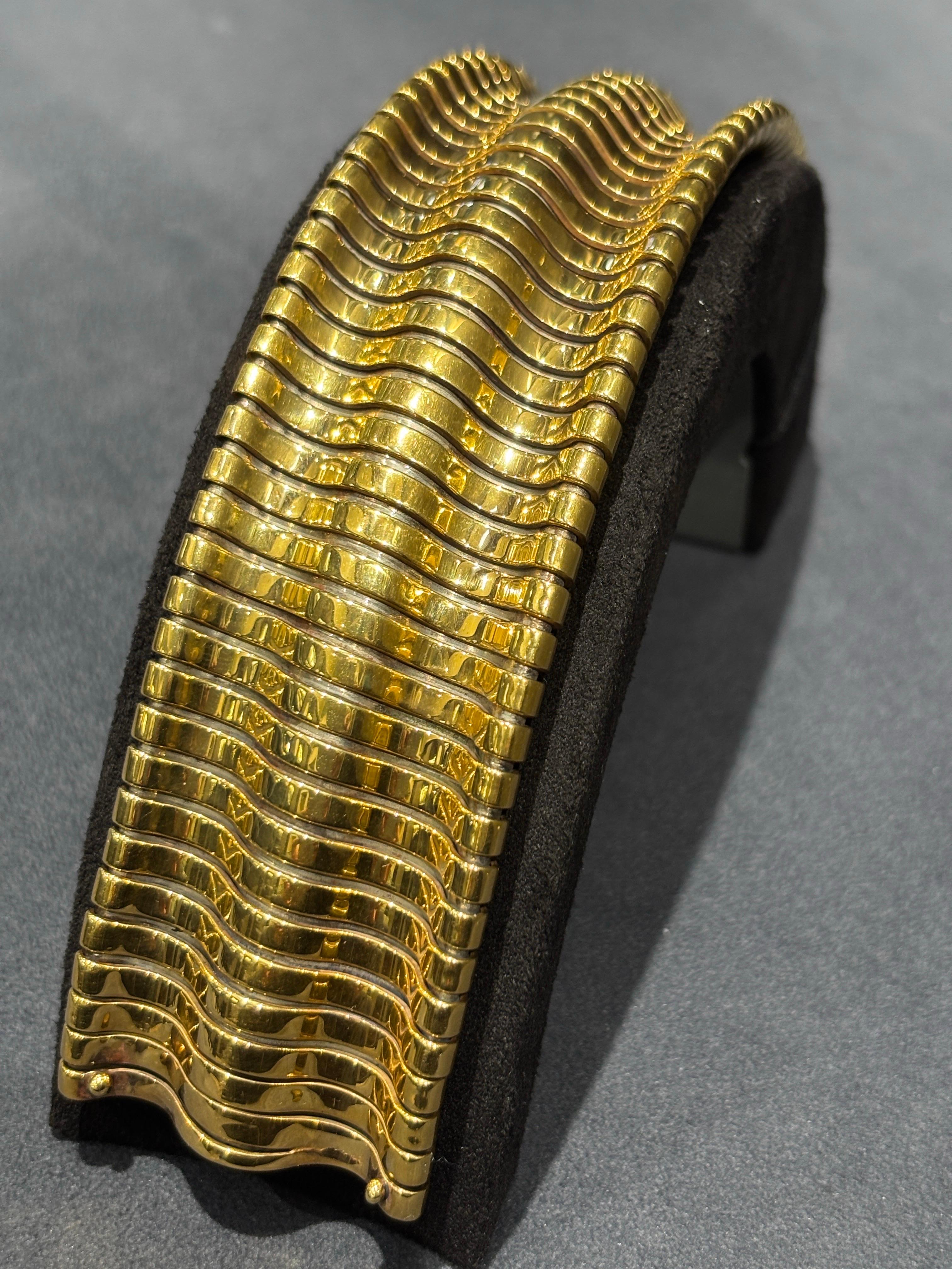Bracelet souple en or 18 carats Adler en vente 5