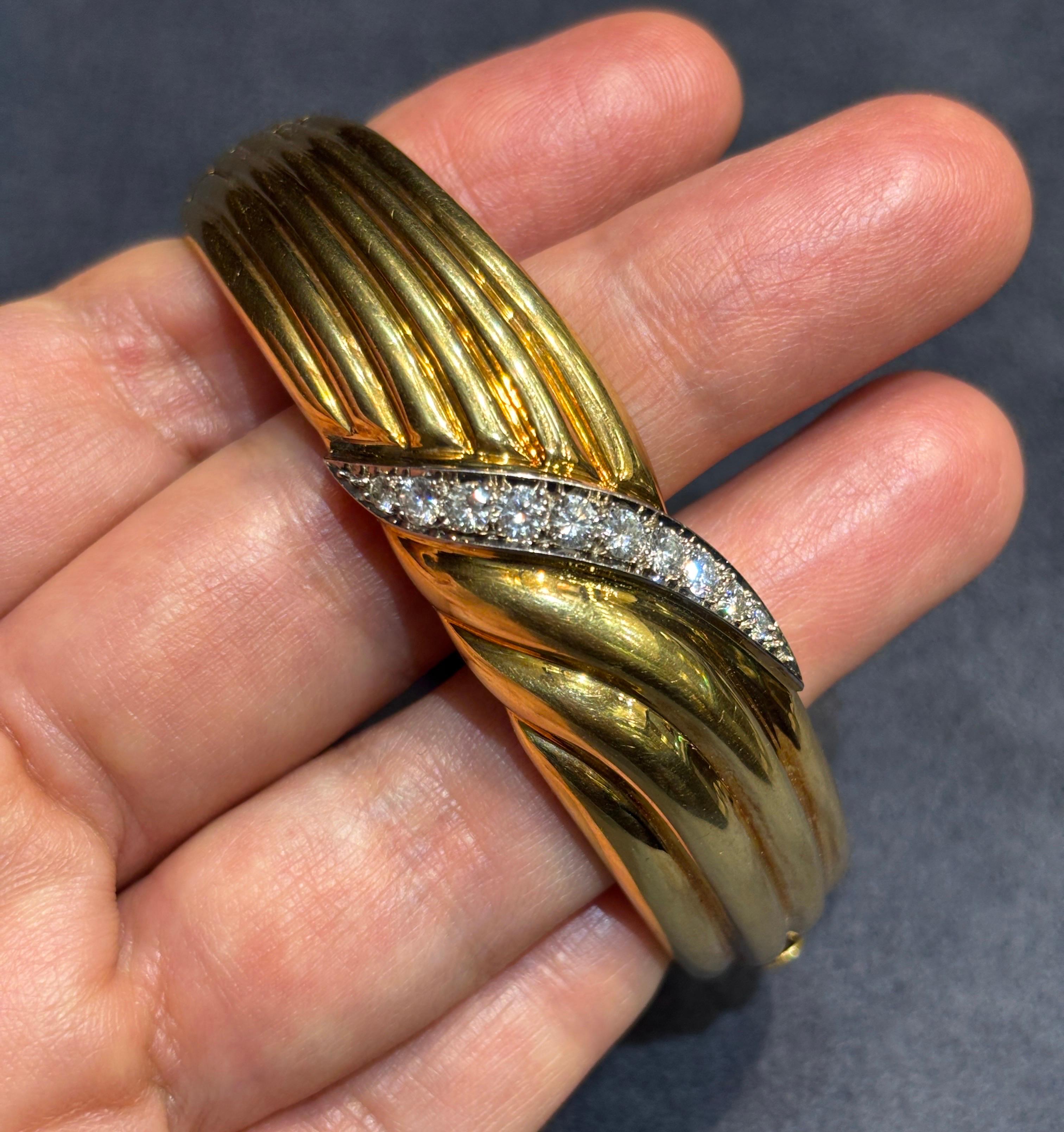 1970s European 18k gold bangle with a diamond swirl For Sale 1