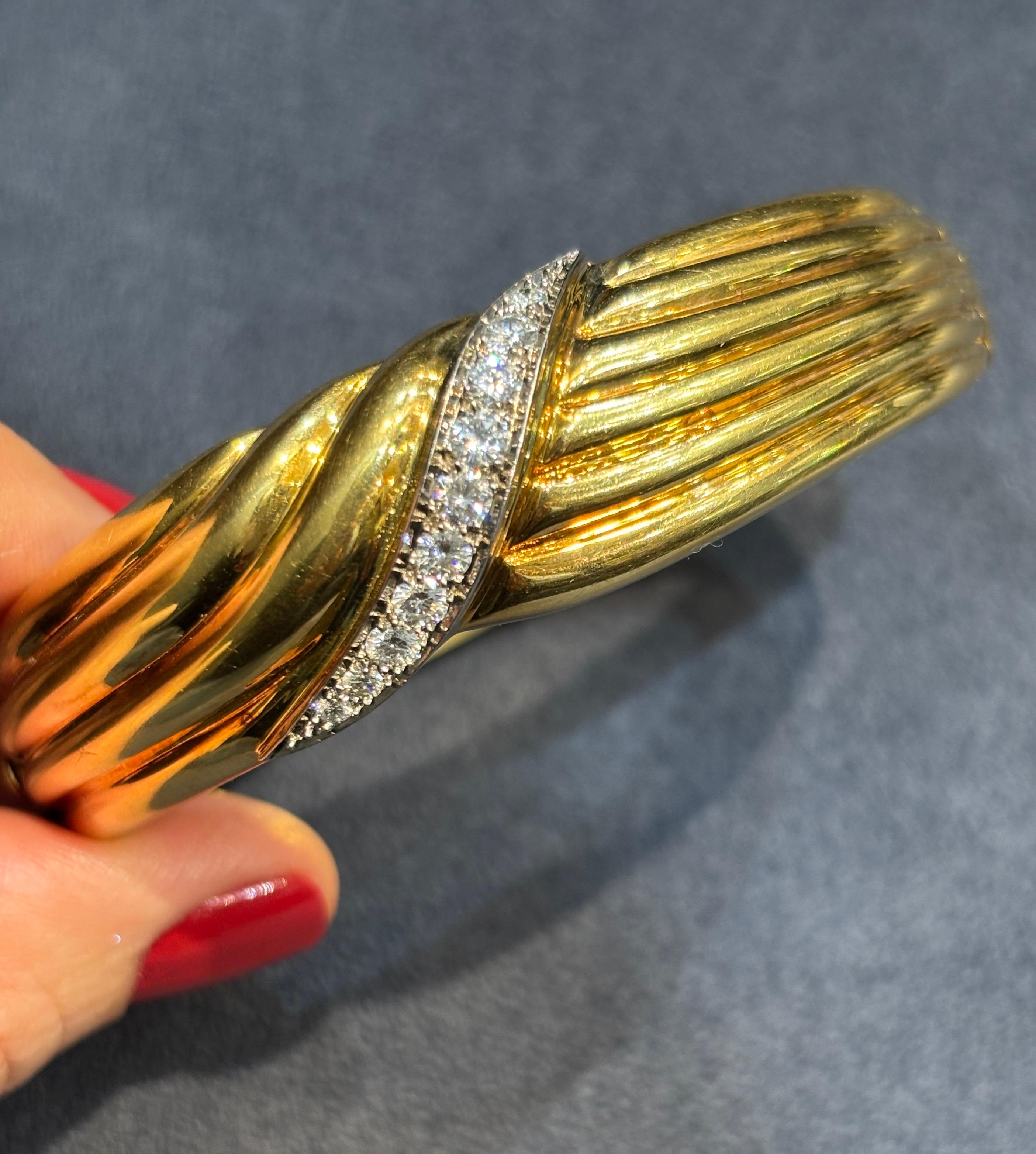 1970s European 18k gold bangle with a diamond swirl For Sale 2