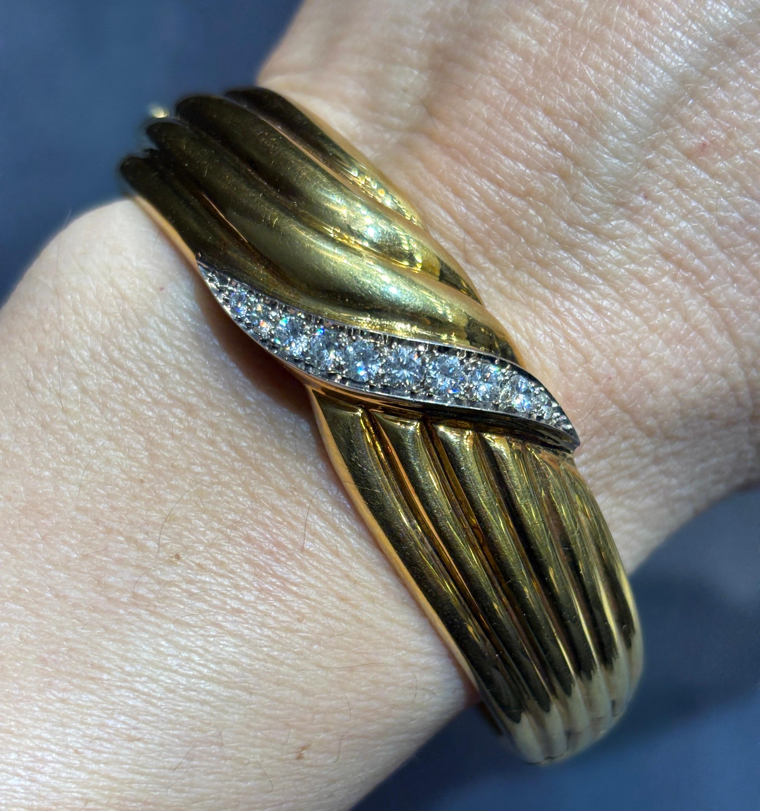 1970s European 18k gold bangle with a diamond swirl For Sale 3