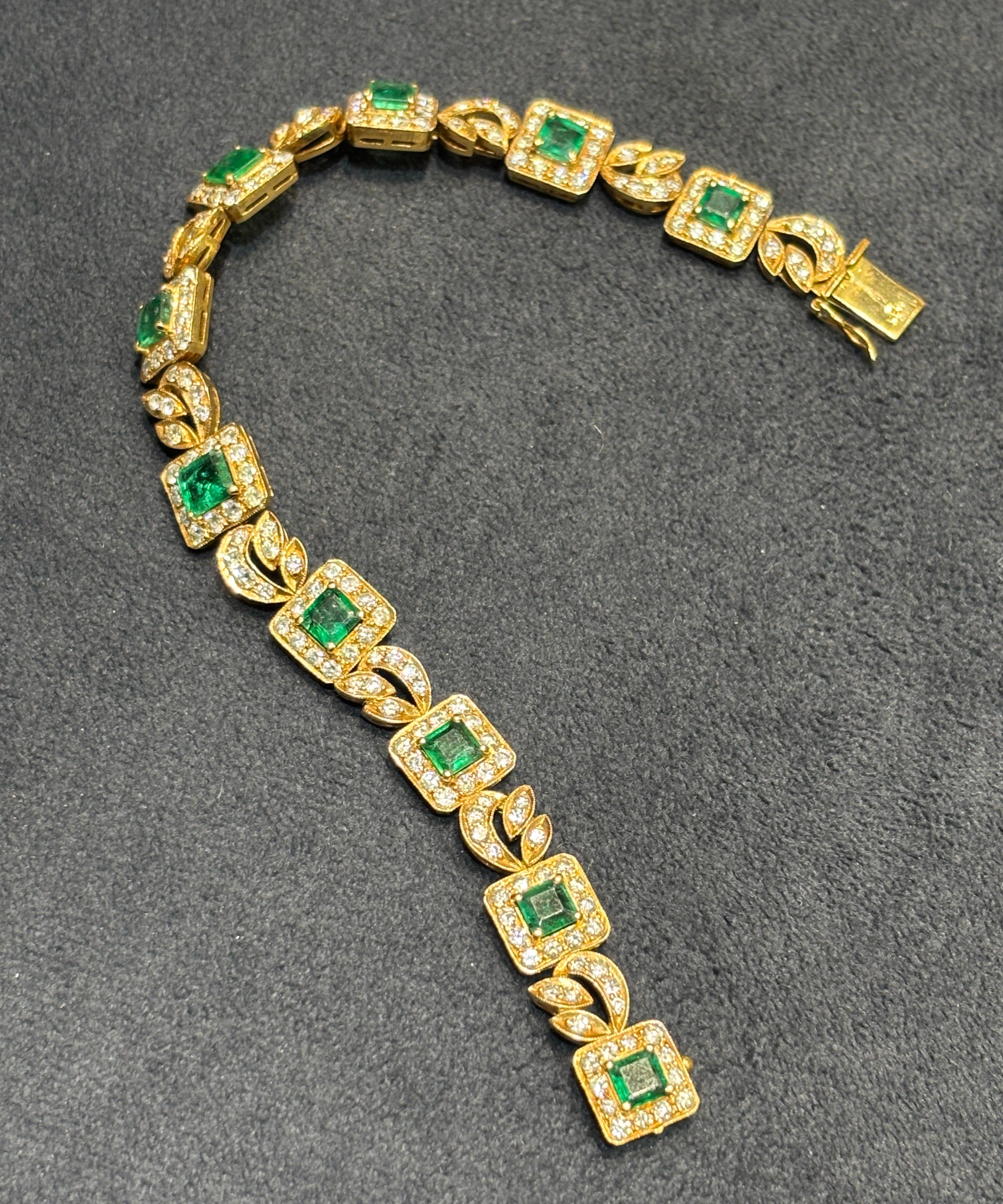 Bracelet européen des années 1960, en or 18 carats, diamants et émeraudes de Colombie Unisexe en vente