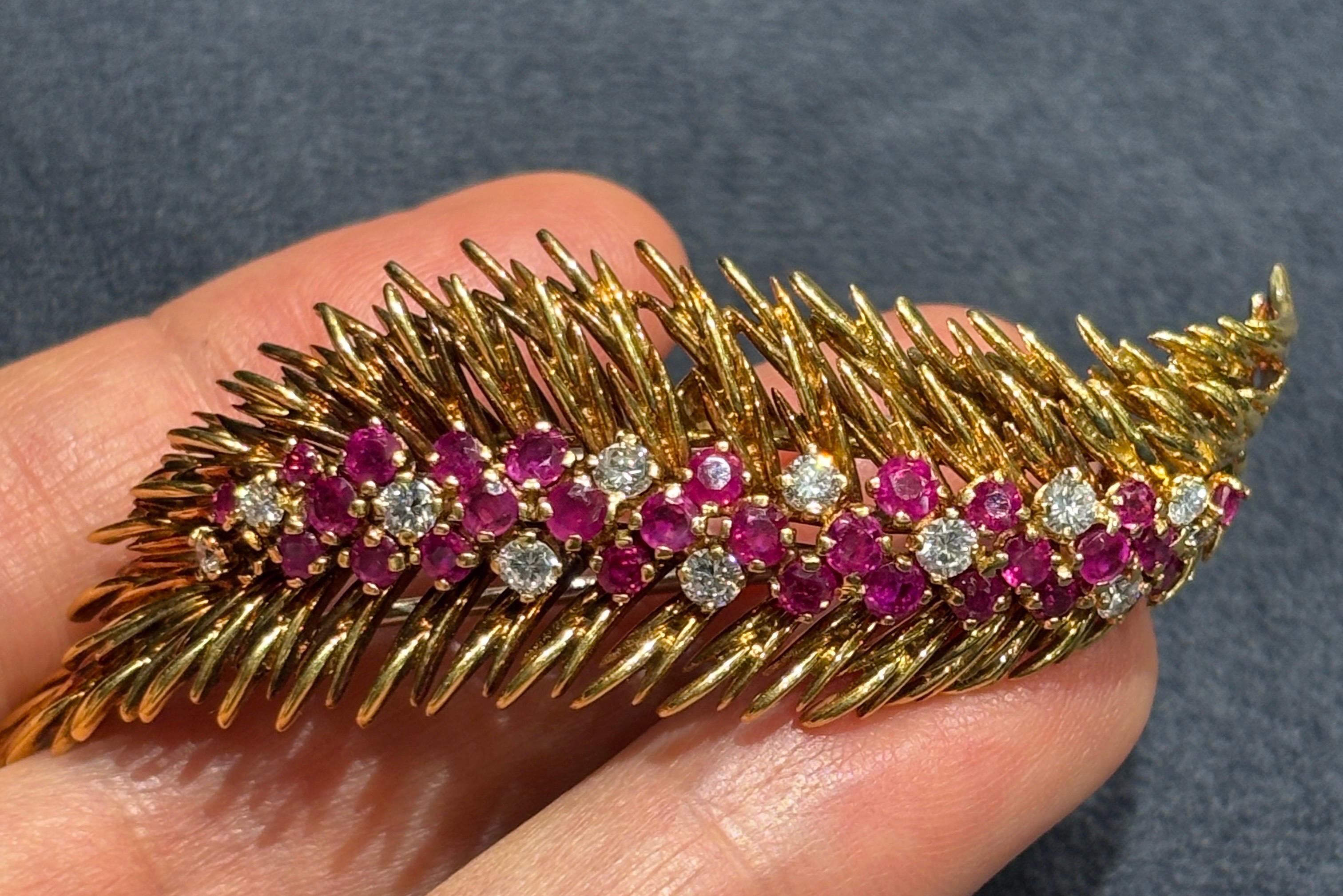 Spilla a forma di piuma in oro 18 carati, diamanti e rubini di Tiffany & Co. del 1970 con scatola in vendita 1