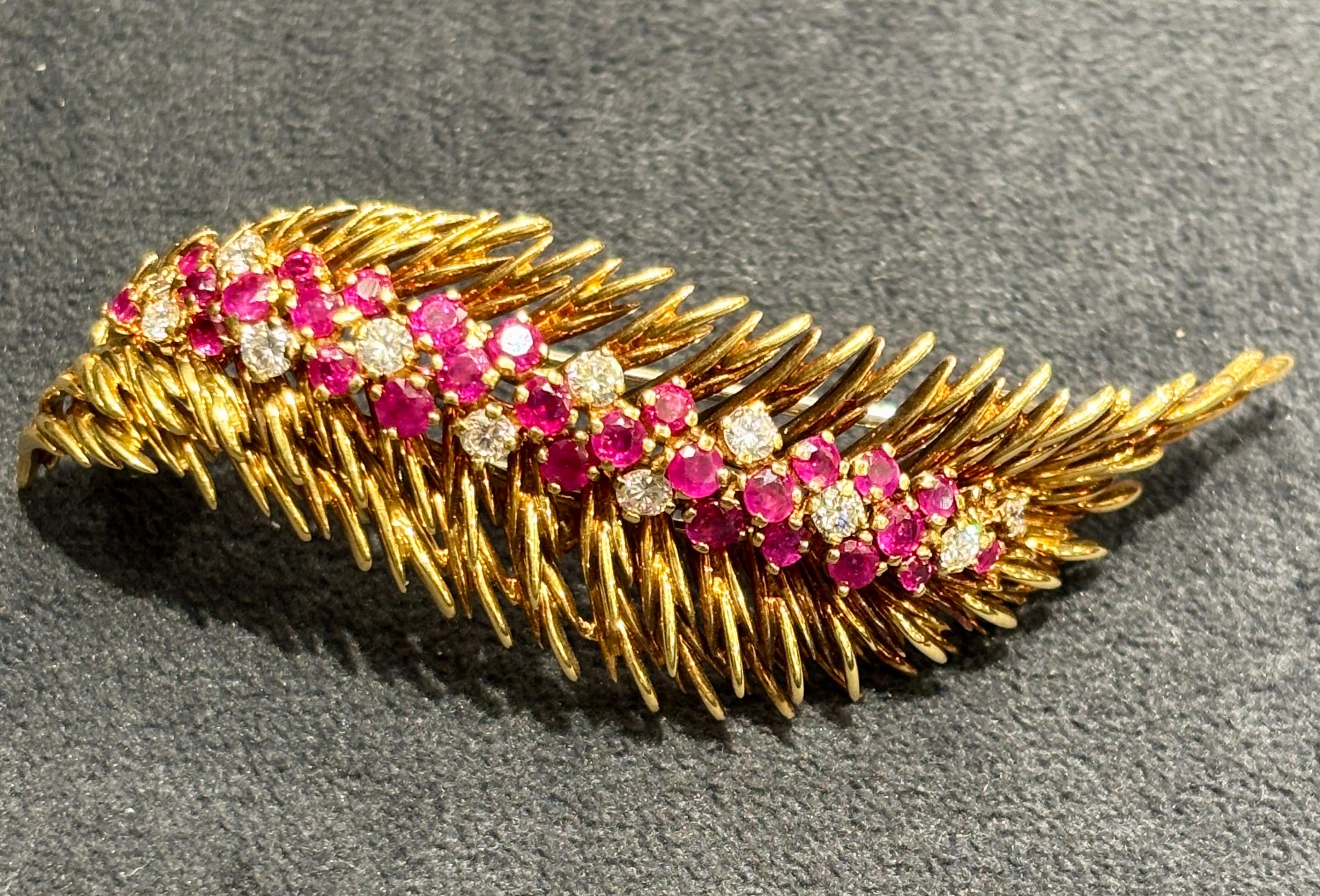 Spilla a forma di piuma in oro 18 carati, diamanti e rubini di Tiffany & Co. del 1970 con scatola in vendita 3