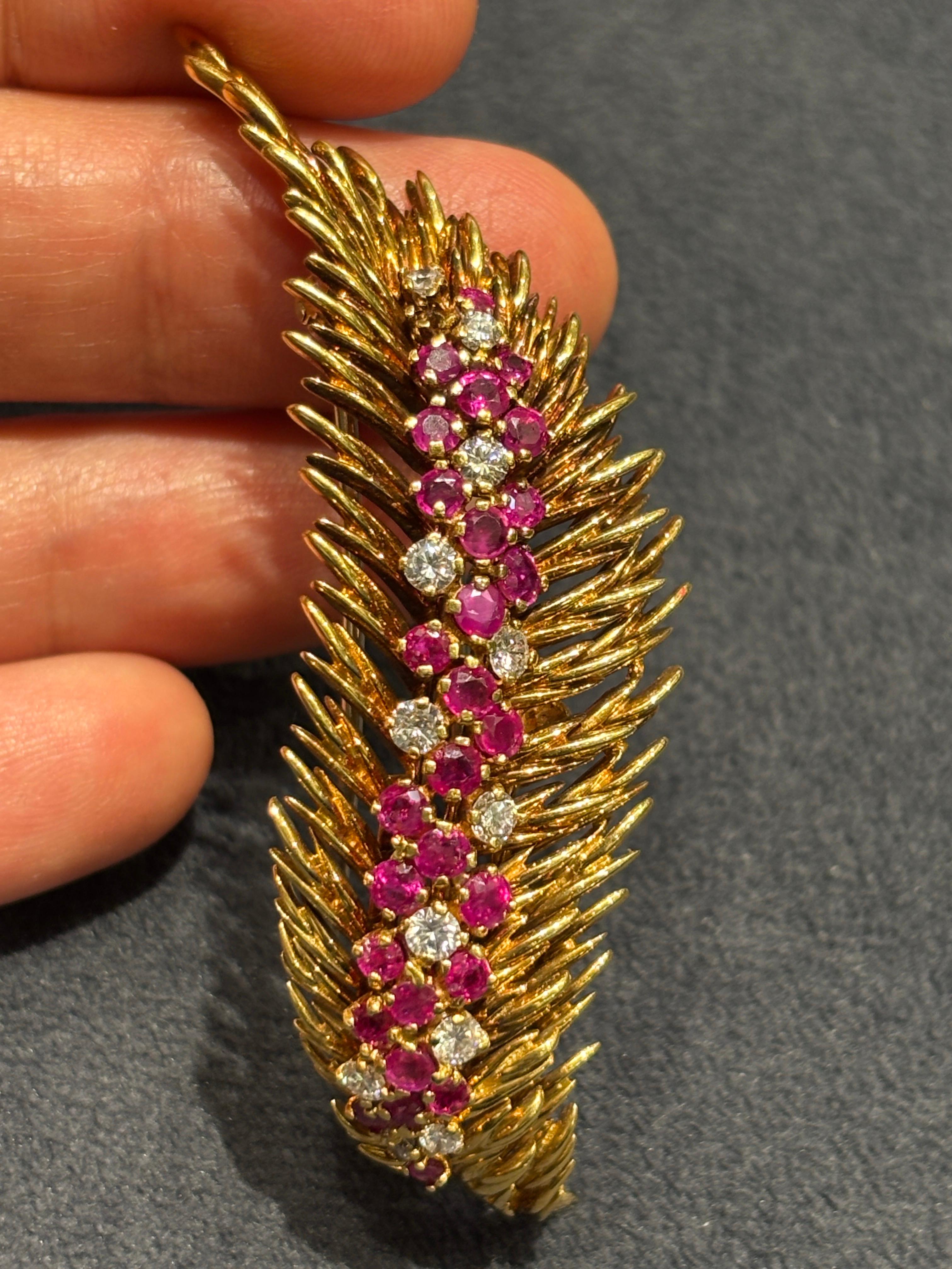 Spilla a forma di piuma in oro 18 carati, diamanti e rubini di Tiffany & Co. del 1970 con scatola in vendita 2