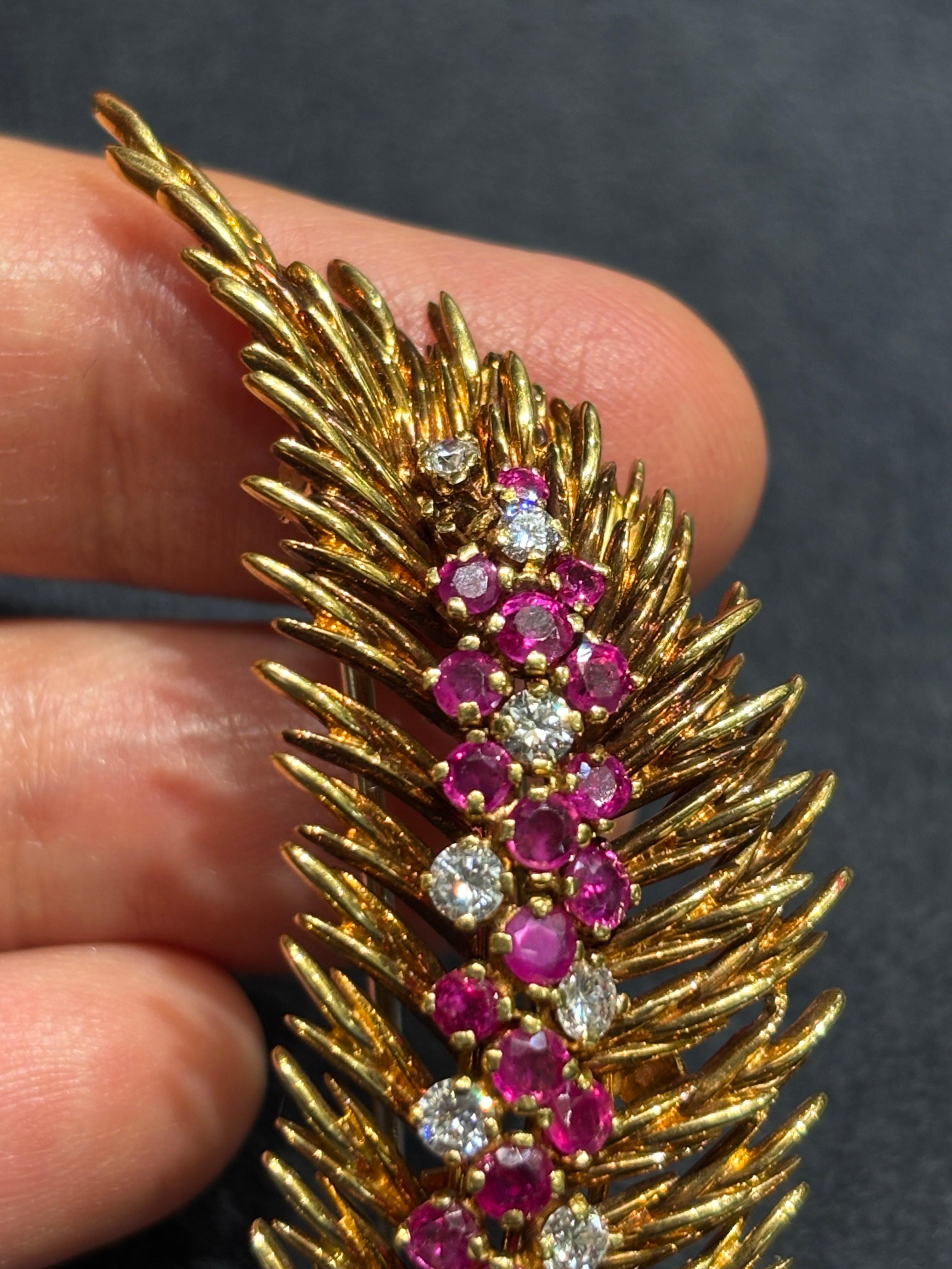 Spilla a forma di piuma in oro 18 carati, diamanti e rubini di Tiffany & Co. del 1970 con scatola in vendita 4
