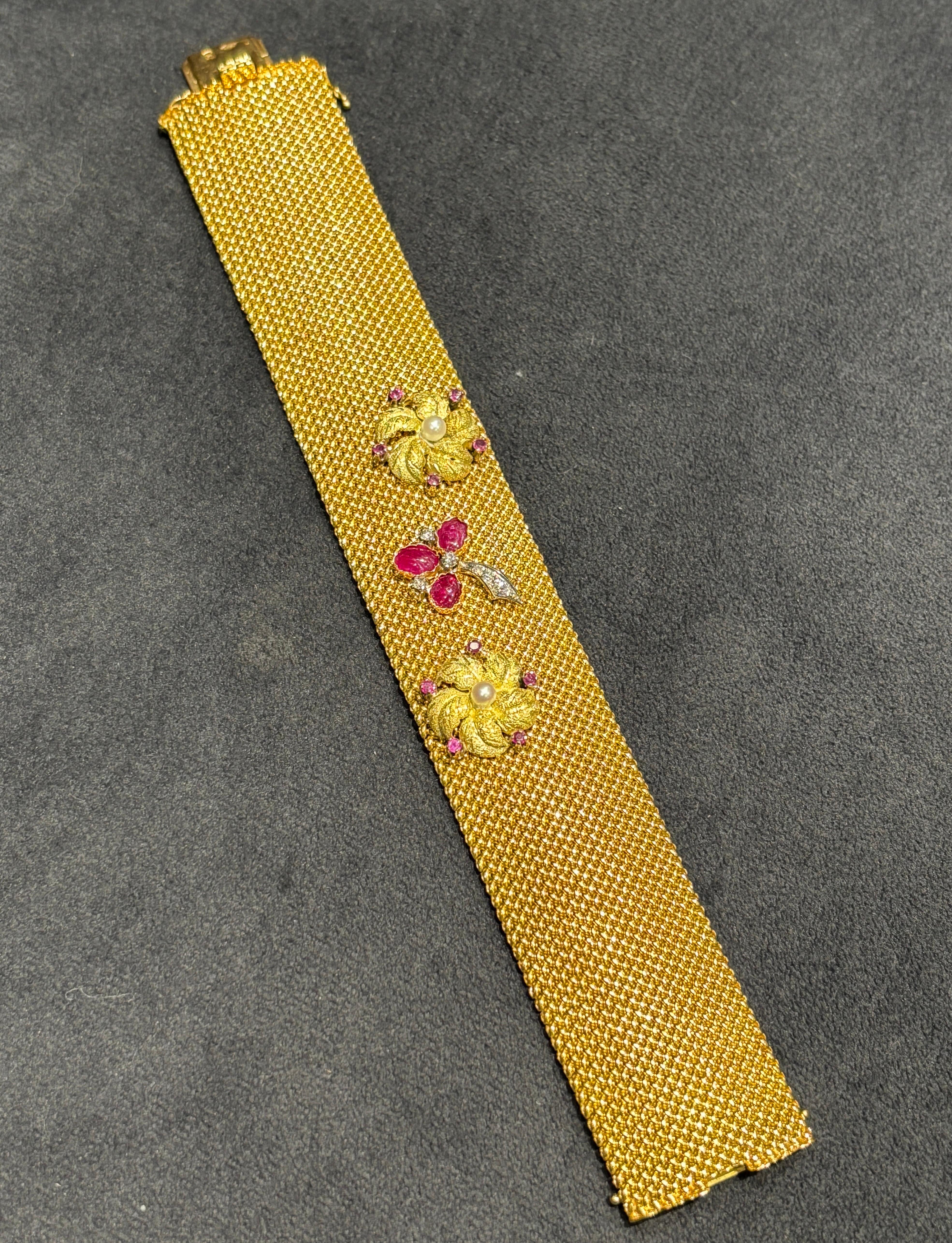 1950s Italian 18k gold woven cuff with Burmese rubies, diamonds and pearls In Good Condition For Sale In London, GB