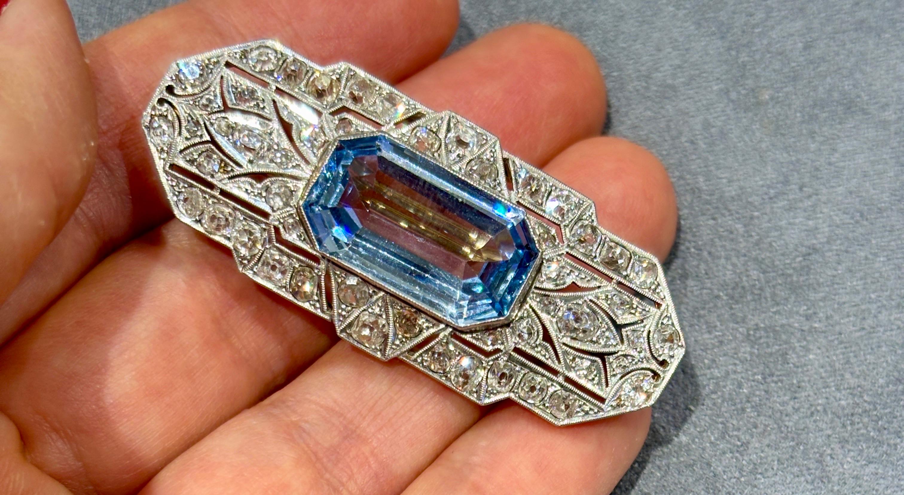 1920s Art Deco diamond and aquamarine brooch In Excellent Condition For Sale In London, GB