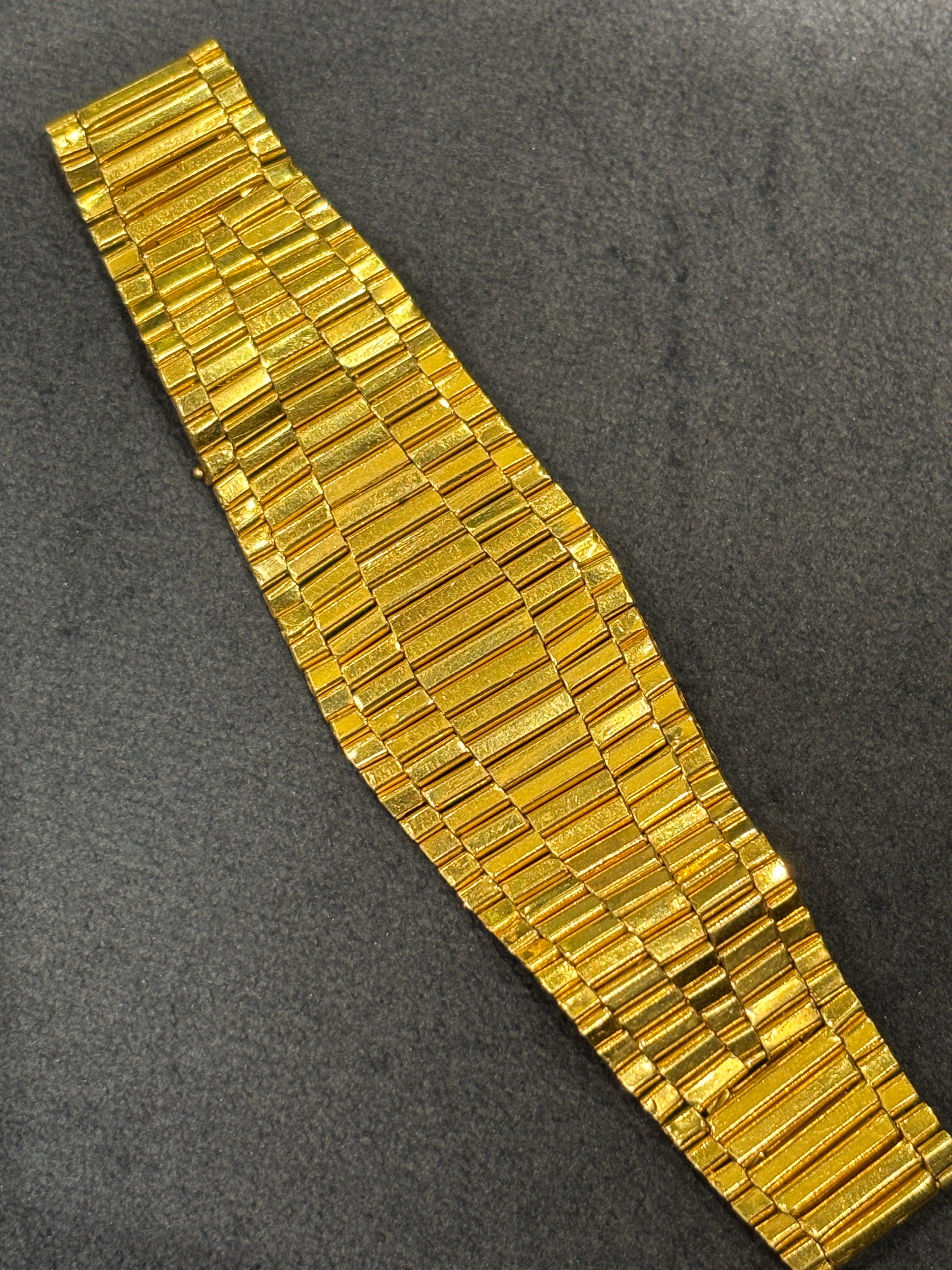 European 1960s 22 carat gold channel bracelet For Sale 2